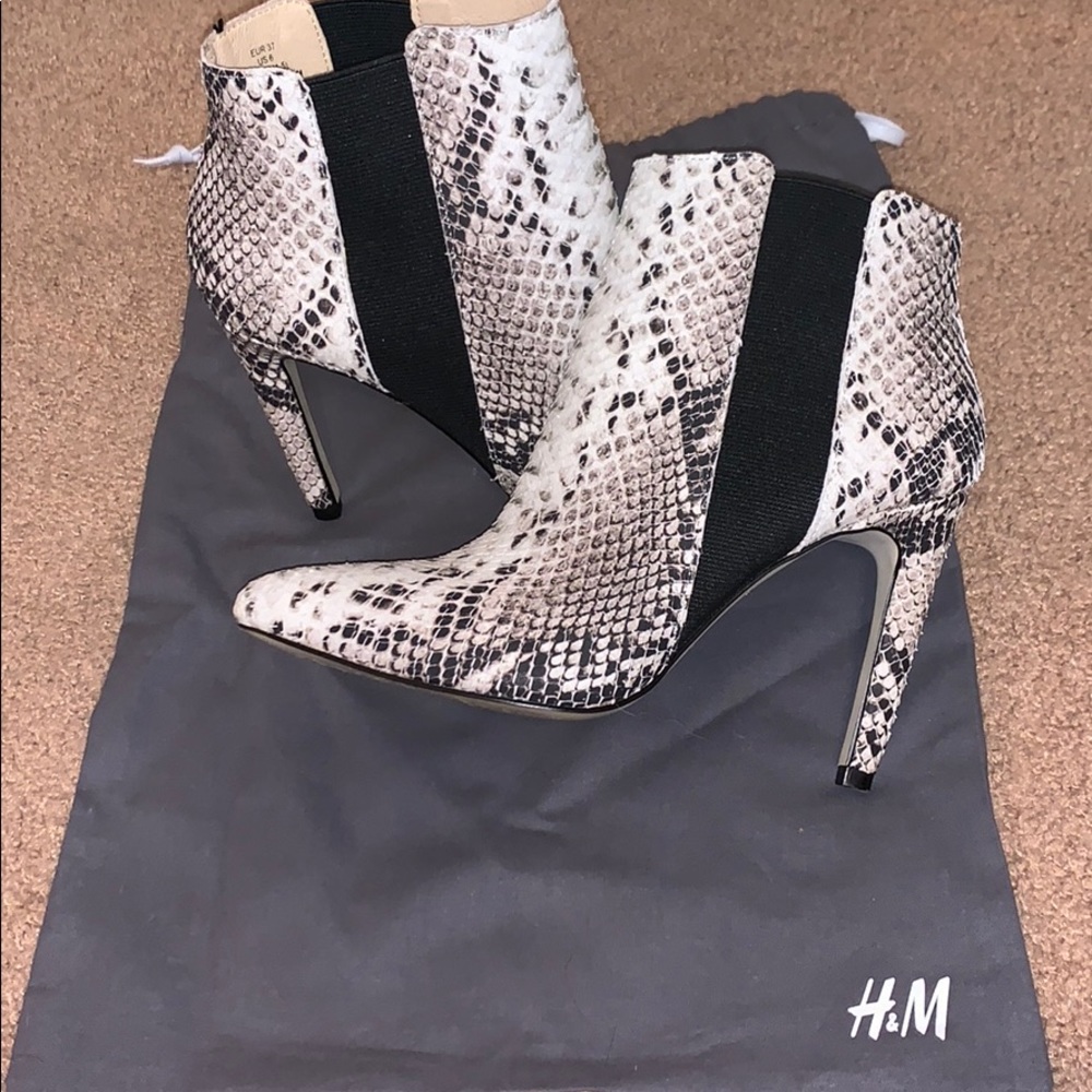 Snake skin / black stretch lining boots.
